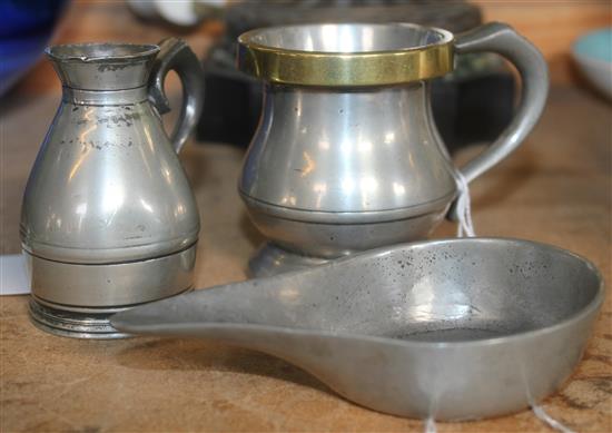 Pewter pap boat and pewter measures(-)